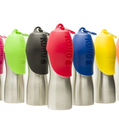 Sete garrafas metálicas com tampas coloridas e texto KONIG