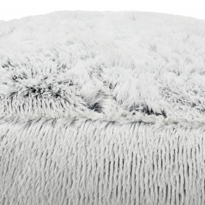 Tapete ou manta cinza claro felpuda com textura densa e macia