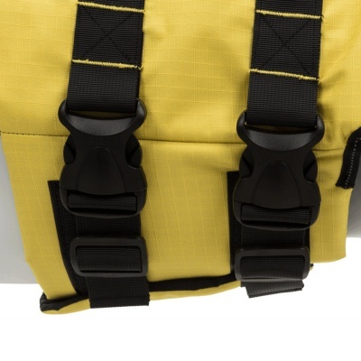 Parte inferior de mochila amarela com tiras pretas e fivelas de plástico