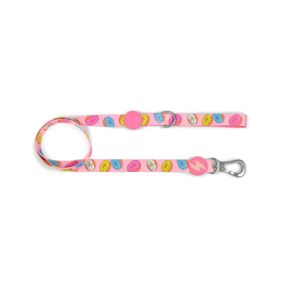 Trela para cão rosa com padrão de donuts coloridos e fecho metálico