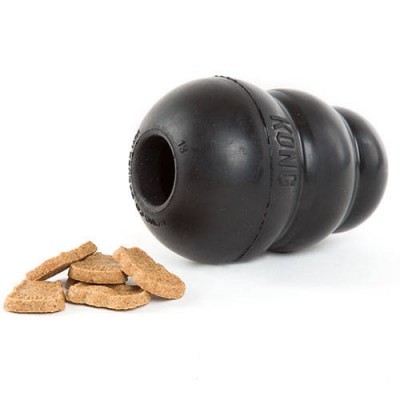 Brinquedo de borracha preta para cães KONG com biscoitos castanhos