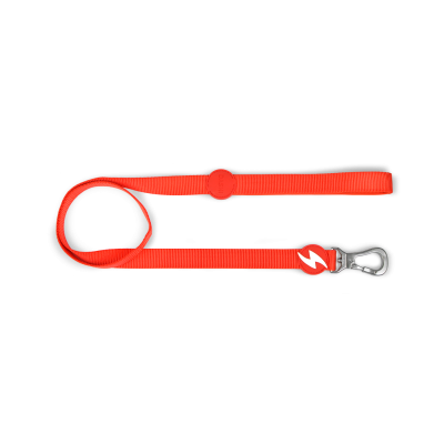 Trela vermelha para cão com mosquetão metálico e etiqueta com símbolo de raio