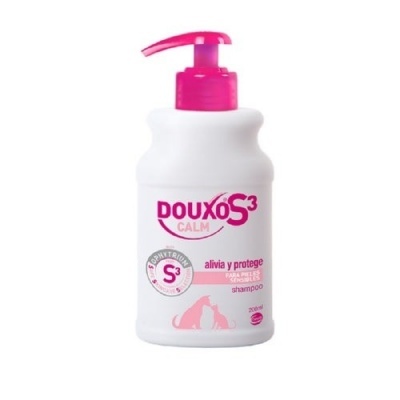 Frasco de shampoo Douxo S3 Calm branco com tampa rosa e texto colorido