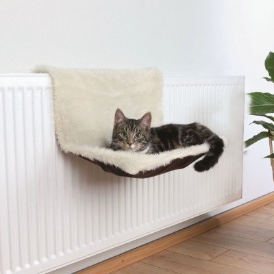 Gato a descansar numa cama suspensa de tecido felpudo branca, fixada num radiador branco