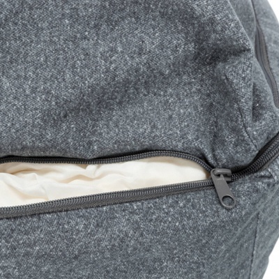 Almofada cinza às espinhas com fecho preto aberto mostrando interior branco