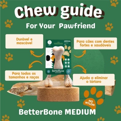 Brinquedo para cães BetterBone Medium de cor bege em fundo verde com texto promocional.
