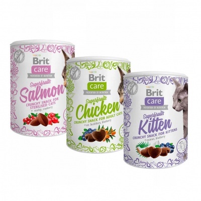 Três latas de snacks para gatos Brit Care em sabores Salmão, Frango e Kitten, com design colorido e ingredientes ilustrados.