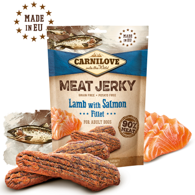 Embalagem de snacks para cães CARNILOVE MEAT JERKY sabor cordeiro com salmão e carne seca com fatias de salmão ao lado
