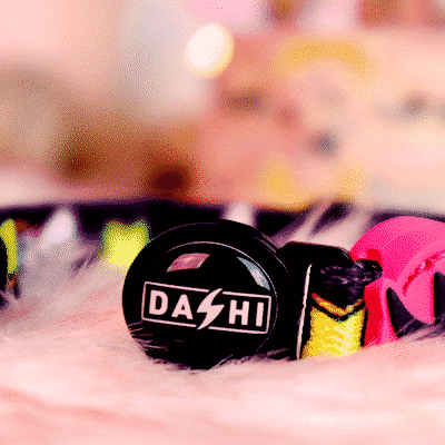 Coleira para cão com botão DASHI sobre superfície rosa fofa