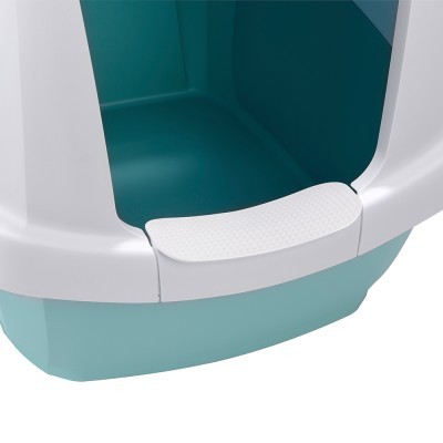 Caixa de areia para gatos azul claro e branca com rampa texturizada