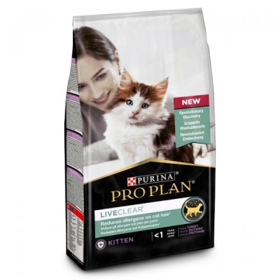 Pacote de ração para gatos Purina Pro Plan LiveClear Kitten com imagem de gato e mulher