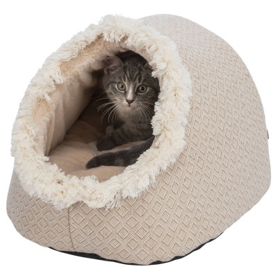 Cama de gato em forma de iglu bege com padrão, interior peludo creme e gato cinzento dentro.