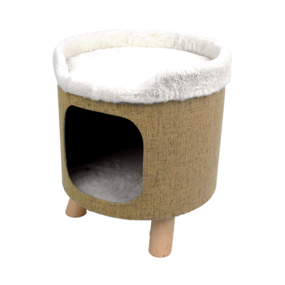 Casa para gato cilíndrica em tecido castanho claro com entrada frontal e borda felpuda branca, sobre pés de madeira.