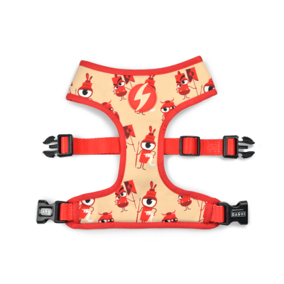 Colete peitoral amarelo e vermelho com padrão de foguetes vermelhos para cão