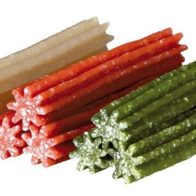 Três grupos de palitos granulados nas cores branco, vermelho e verde sobre fundo branco