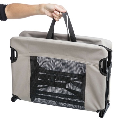 Mala dobrável bege com alças pretas e rede preta frontal transportada por uma mão