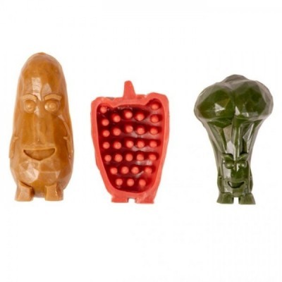 Três formas de silicone coloridas com textura e detalhes faciais em fundo branco