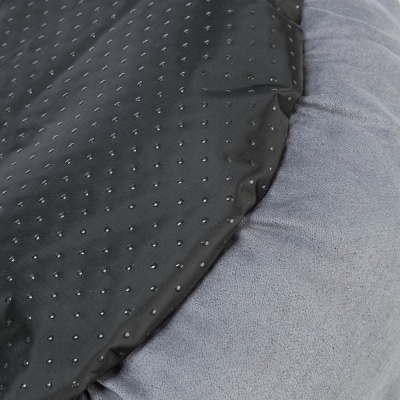 tecido preto com pontos em relevo sobre tecido cinzento macio