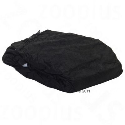 Capa de tecido preto dobrada sobre fundo branco