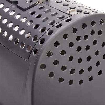 objeto preto com furos circulares e clipe prateado