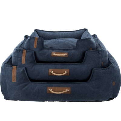 Três camas para cães azuis empilhadas com alças de couro e corda