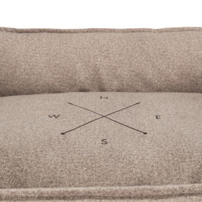 Cama para animais cinzenta com padrão de bússola bordado