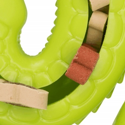 Brinquedo verde com peças de madeira ou cortiça