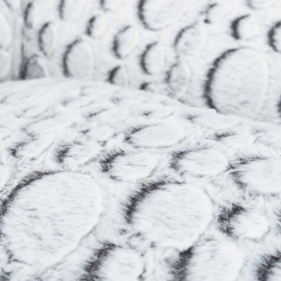 Tecido cinza e branco com padrão circular felpudo