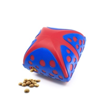 Brinquedo canino de borracha vermelho e azul ao lado de comida para cães