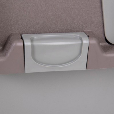 Trava de plástico cinzenta clara embutida em superfície cinzenta com detalhes castanhos