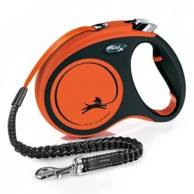 Trela retrátil para cães laranja e preta com correia preta e clip metálico.
