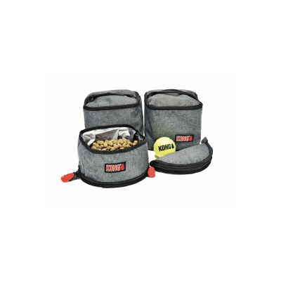 Três sacos de tecido cinzento com fecho e etiqueta KONG, com comida para cães e bola amarela KONG.