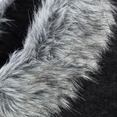 Detalhe de tecido preto com pelo sintético cinzento