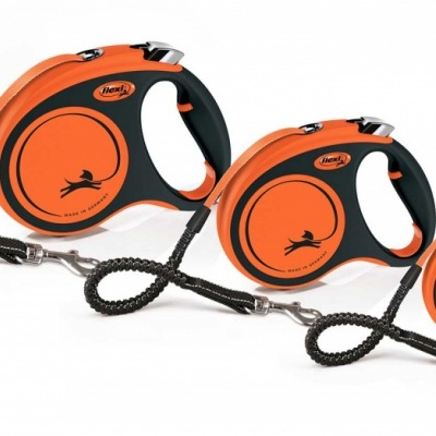 Três trelas retráteis para cães laranja e preto de tamanhos diferentes