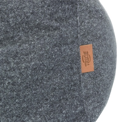 Almofada cinzenta redonda com etiqueta 'TROYE'