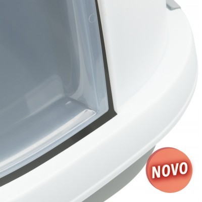 Detalhe de objeto branco e cinza com selo NOVO