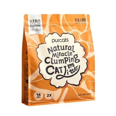 Saco laranja e branco de areia para gatos com texto e padrão floral abstrato