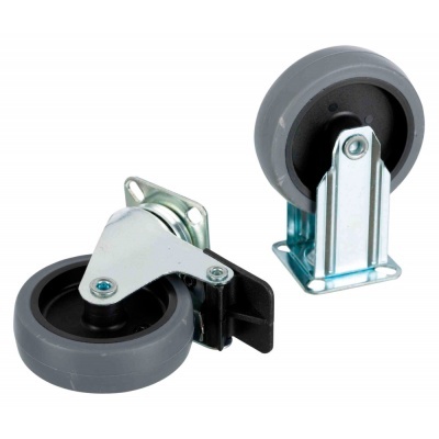 Duas rodas cinzentas para mobiliário, uma giratória e outra fixa, com suportes metálicos