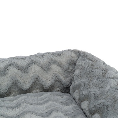 Cama cinzenta para animais de estimação com padrão ondulado