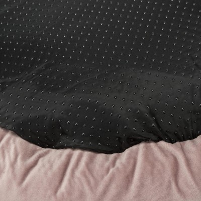 almofada preta com pequenos relevos e rosa claro