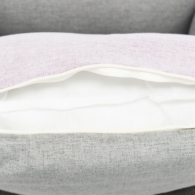 Almofada com capa cinzenta e lavanda com recheio branco visível