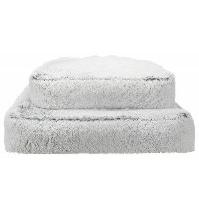 Conjunto cinzento claro de roupa de cama felpuda dobrada