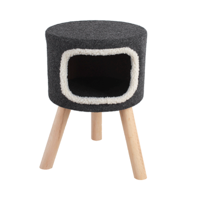 Móvel para animais cinzento escuro com acolchoado branco e pernas de madeira claras.