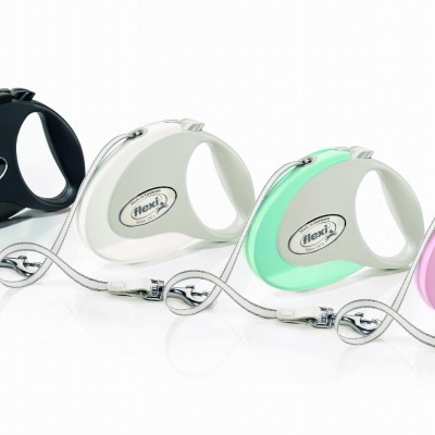 Quatro trelas retráteis em várias cores sobre fundo branco