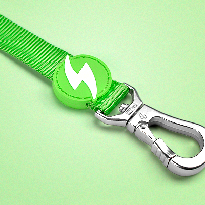 Pulseira verde com fecho metálico e porta-chaves com logo branco