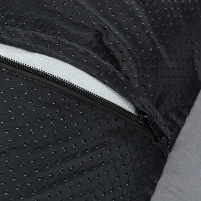 tecido preto com bolinhas em relevo e fecho de correr preto