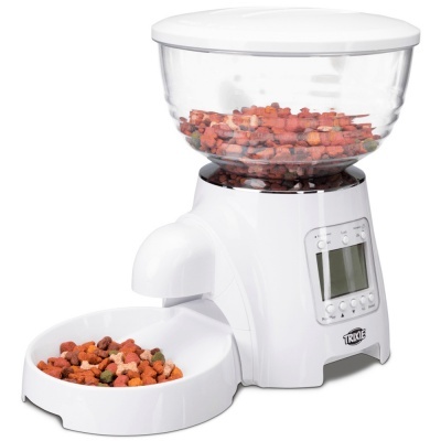 Distribuidor automático de comida para animais branco com recipiente transparente e painel digital.