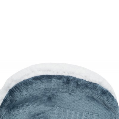 Detalhe interior de chinelo azul com pelúcia branca e texto em relevo