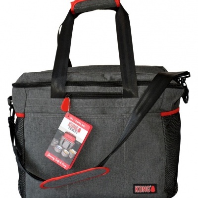 Mala de transporte cinza escuro com detalhes vermelhos e alças pretas com etiqueta pendurada