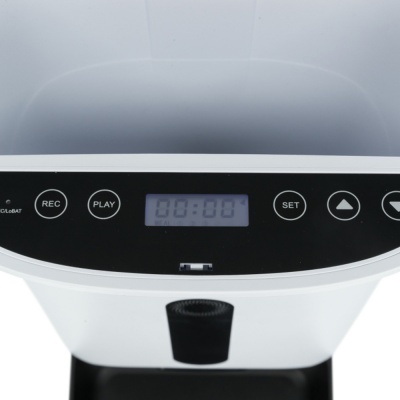 Painel de controlo digital de máquina branca com visor LCD e botões pretos